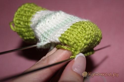 Esquema inusual de tejer calcetines. Calcetines de bebé agujas de tejer