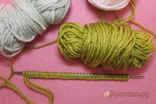 Esquema inusual de tejer calcetines. Calcetines de bebé agujas de tejer